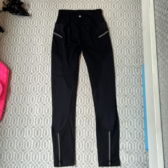 Lulu lemon black leggings with pockets - Picture 2 of 2